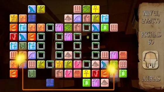 Pyramid Mystery 2 - Puzzles, otra disposición del tablero con una ficha iluminada